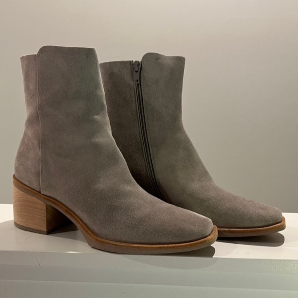 Coclico Franna taupe suede ankle boot size 9.5